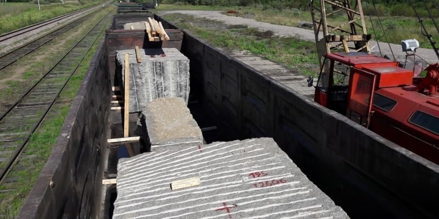 Перевозка слэбов из гранита поездом